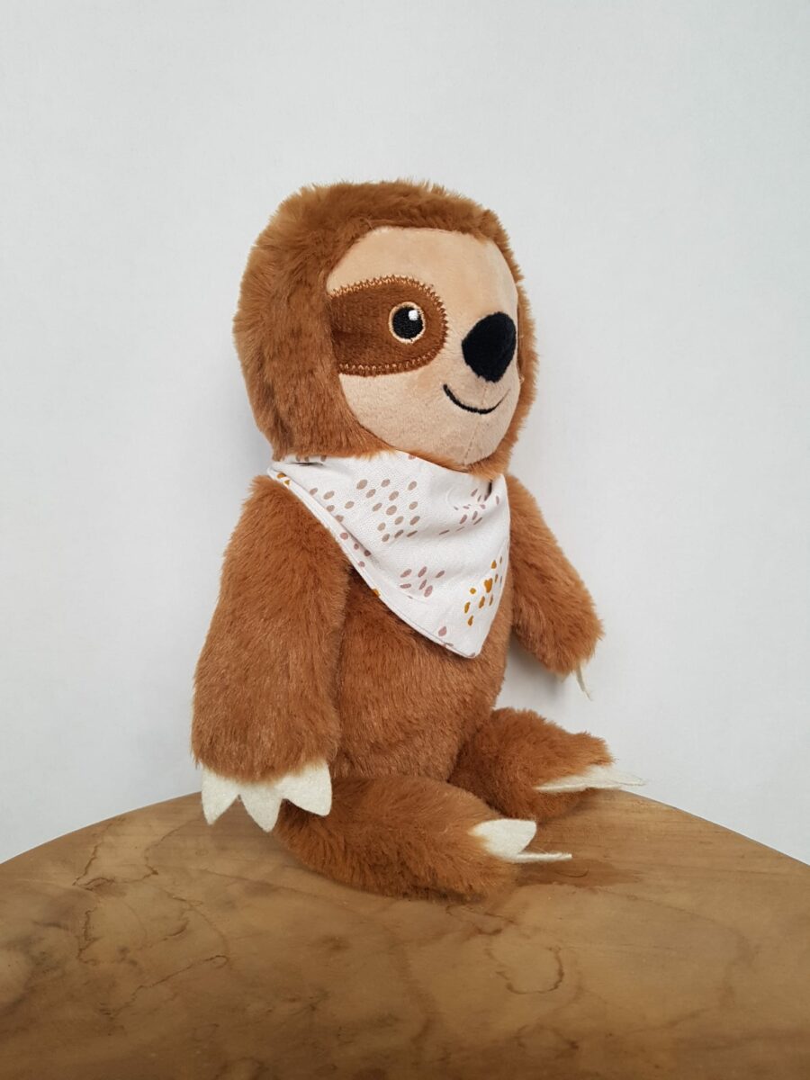 Luiaard knuffel bruin met sjaaltje voor naam opdruk baby cadeau
