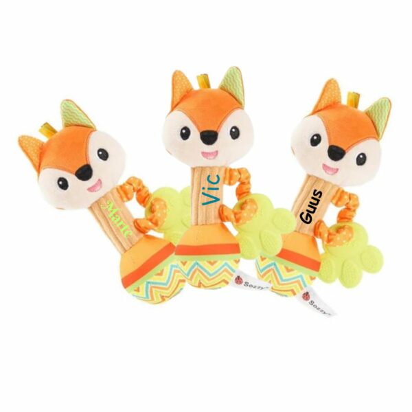 3 vos rammelaars van stof oranje met bijtring gepersonaliseerd