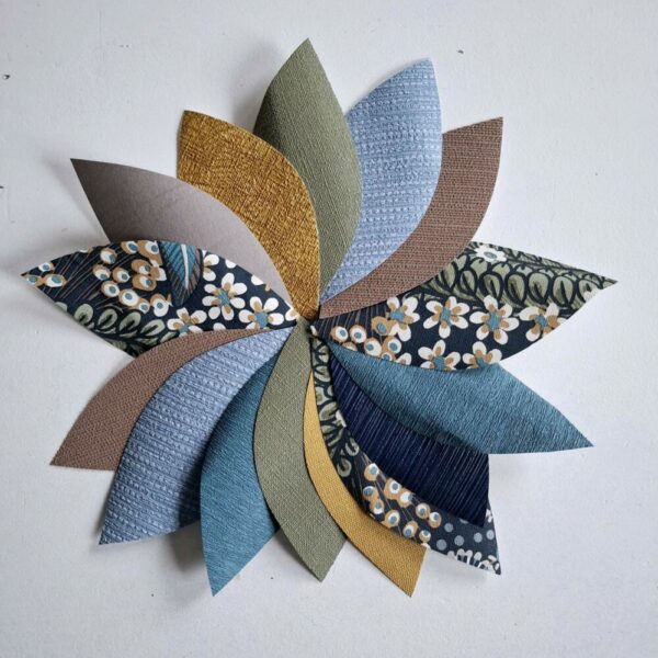 Bladermix-behang-okergeel-groen-taupe-blauw-tinten-muurdecoratie
