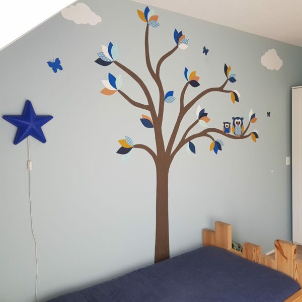 Droomboom-behang-blauwtinten-okergeel
